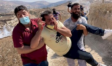 İşgal güçleri gösteri yapan Filistinlilere yine saldırdı