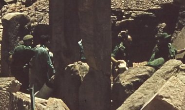 Moşe Dayan'ın Mısır'dan tarihi eser çalarken çekilen fotoğrafı ortaya çıktı