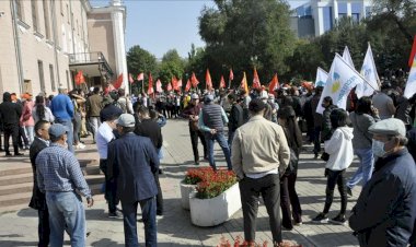 Kırgızistan'da barajı geçemeyen partilerin temsilcilerinden seçim sonucu protestosu