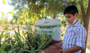 'Hasan'ın şehadetinden bir ay sonra dünyaya gelen oğlu şimdi babasının mezarı başında'