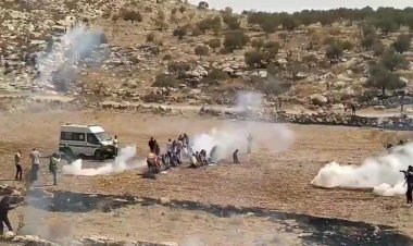 Siyonistler namaz kılan Filistinlilere gaz bombalarıyla saldırdı