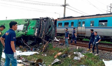 Tayland'da tren, otobüse çarptı: 17 ölü