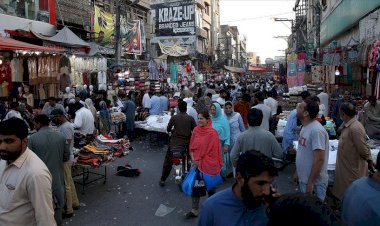 Pakistan'da halkın çoğunluğu Kovid-19 önlemlerine ilgisiz