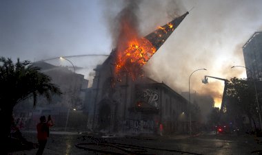 Şili'de protestocular kiliseyi yağmalayıp ateşe verdi
