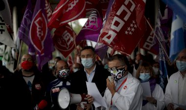 İspanya'da sağlık çalışanları Kovid-19'la artan sorunlara karşı eylem yaptı