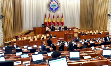 Kırgızistan'da cumhurbaşkanlığı ve genel seçimler askıya alındı