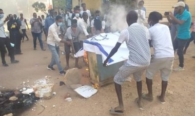 Sudan’daki gösterilerde siyonist rejimin bayrağı ateşe verildi