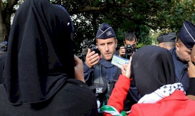 Fransız milletvekili Autain: Bu ülke aklını mi yitirdi?