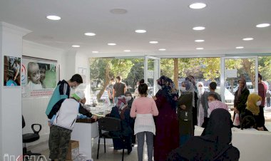 Yetimler Vakfı, 300 yetim öğrenciye tablet dağıttı