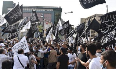 Fransa'nın İslam karşıtı tutumu Lübnan'da protesto edildi