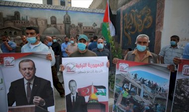 Gazzeliler, İzmir depremi dolayısıyla Türkiye'yle dayanışma gösterisi düzenledi