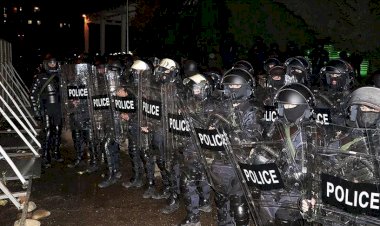Gürcistan'da güvenlik güçleri Merkez Seçim Komisyonu binasını kuşatan protestoculara müdahale etti