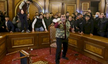 Ermenistan'da halk parlamentoyu bastı, Paşinyan'ın odasına girdi