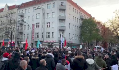 Kur’an yakmak isteyen Danimarkalı ırkçı siyasetçi Berlin’de protesto edildi
