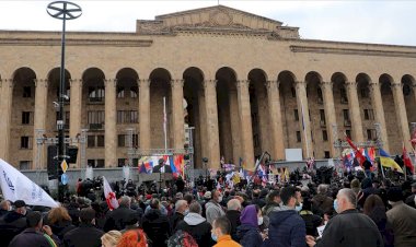 Gürcistan'da muhalefet erken seçim talebini gösteri yaparak yineledi