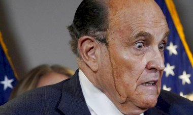 'Seçimde hile vardı' diyen Trump'ın avukatının saç boyası aktı