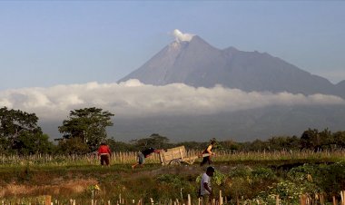 Endonezya’da 1,2 milyon kişi patlama riski olan yanardağ çevresinde yaşıyor
