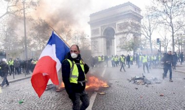 Fransa'da sarı yelekliler Macron'u protesto etti