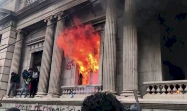 Guatemala'da göstericiler Kongre binasını ateşe verdi