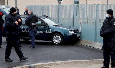 Almanya'da Başbakanlık binasına araçla saldırı girişimi