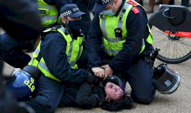 İngiltere'de Kovid-19 protestolarına müdahale