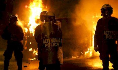 Atina'da 70-80 kişilik maskeli grup karakola saldırdı: 5 yaralı