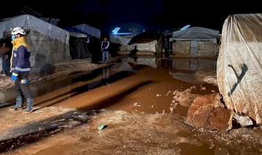 İdlib'de şiddetli sağanak sonucu kamplardaki çadırlar sular altında kaldı