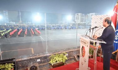 Sisi'nin öğrencilere kurşun geçirmez camdan konuşma yapması alay konusu oldu