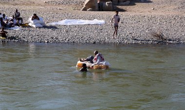 Çatışmalardan kaçan Etiyopyalılar, bidondan yapılmış sallarla nehri geçerek Sudan’a sığınıyor