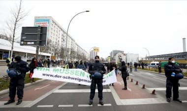 Almanya’da Kovid-19 tedbirleri protesto edildi