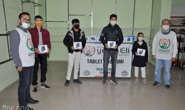 Avrupa Yetim Eli ihtiyaç sahibi öğrencilere tablet dağıttı
