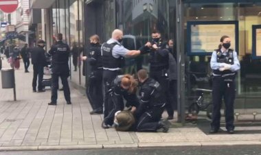 Alman polisinden başörtülü kadına bebeğinin önünde işkence