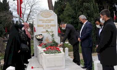 HÜDA PAR İstanbul İl Başkanlığı Mehmet Akif Ersoy'u mezarı başında dualarla andı