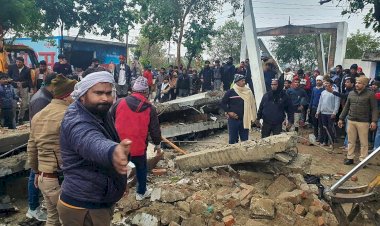 Hindistan'da, cenaze yakma töreninde beton gölgelik çöktü: 23 ölü