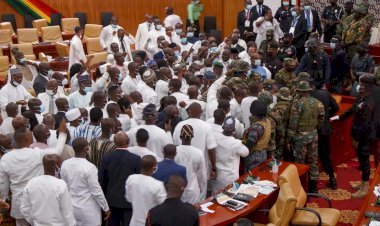 Gana meclisinde kavga: Asker müdahale etti