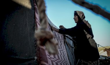 Suriyeli aileler çürüyen çadırlarını yamayarak yağmur ve soğuktan korunmaya çalışıyor