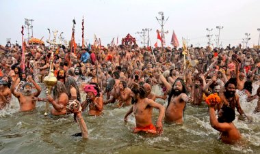 Çoğu maskesiz yüz binlerce Hindu, kutsal gördükleri Ganj Nehri'nde toplandı