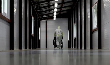 İngiltere'de Kovid-19 nedeniyle son 24 saatte 1248 kişi öldü