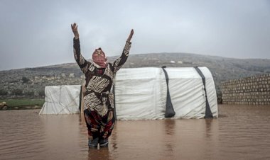 İdlib'de yerinden edilen 50 bin sivilin çadırı sular altında kaldı