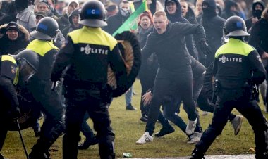 Hollanda'da polisten hükümet karşıtı gösteriye coplu müdahale
