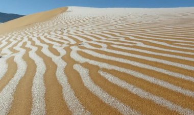 Çöle kar yağdı, kum tepeleri beyaza büründü