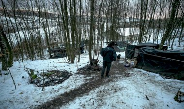 AB kapısında bekleyen göçmenler, derme çatma çadırlarda yaşam mücadelesi veriyor