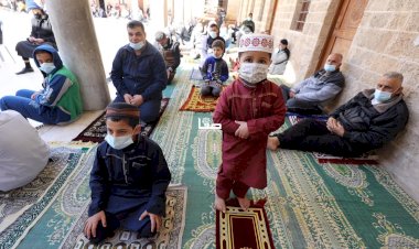 Gazze'de Kovid-19 nedeniyle verilen bir aylık aradan sonra cuma namazı kılındı