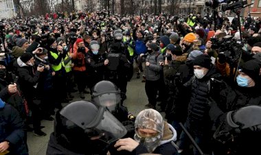 Rusya'da Navalny taraftarları sokağa döküldü