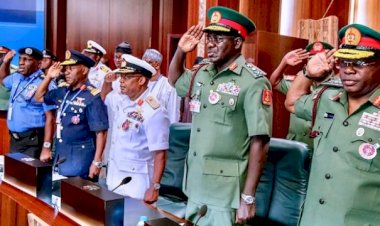 Nijerya'da genelkurmay başkanı ve üst düzey komutanlar emekliye sevk edildi