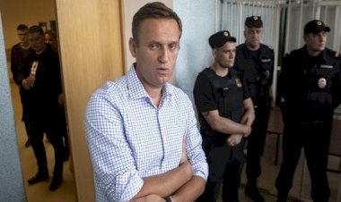 Rus muhalif Navalnıy'e 3,5 yıl hapis cezası