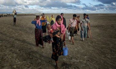 Bangladeş'teki Arakanlı Müslümanlar, darbenin ardından Myanmar'daki yakınlarının güvenliğinden endişeli