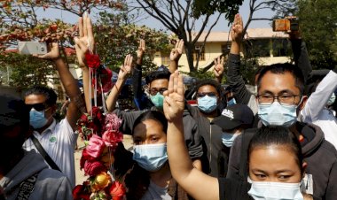 Myanmar'da halk darbeyi protesto için sokaklara çıktı