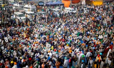 Hindistan'da çiftçiler kara yollarını trafiğe kapattı