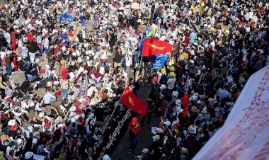 Myanmar'da askeri darbe karşıtı protestolar sıkıyönetime rağmen devam etti